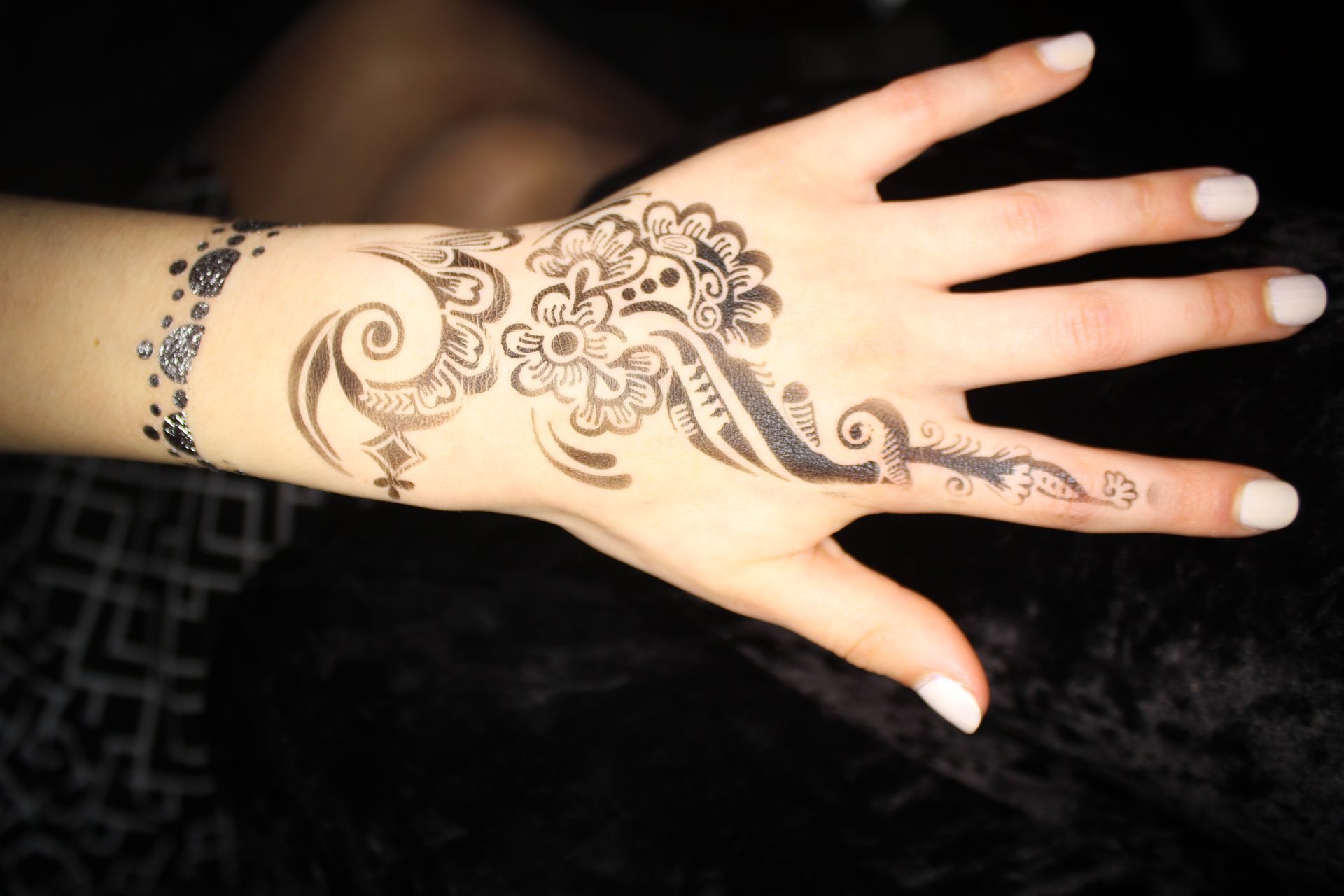 Airbrush Henna tattooist