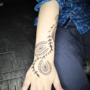 Henna airbrush tattooing